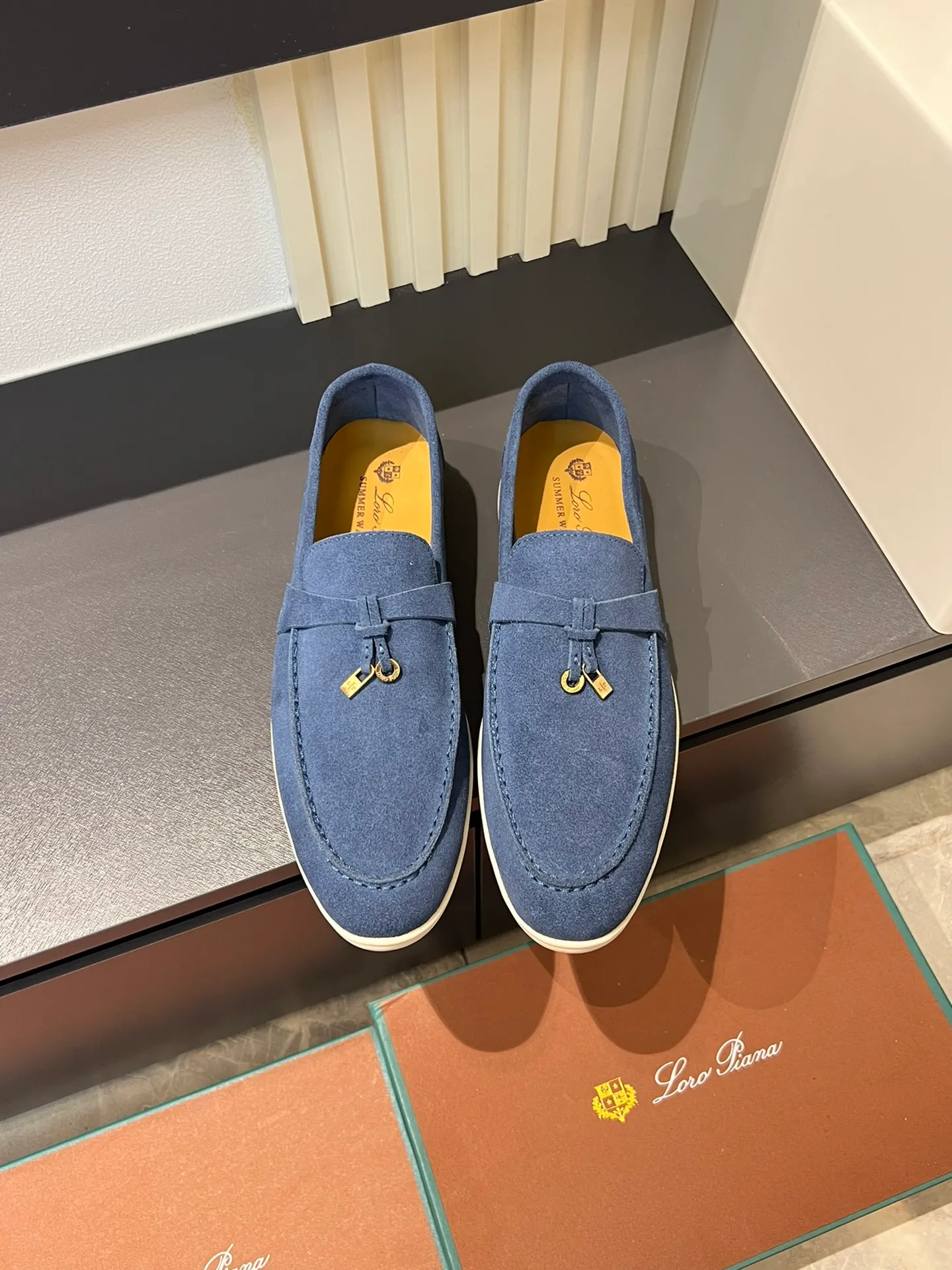 Men's shoes 💰p360 "Loro men's shoes 💰pian'*" Classic L men's shoes for couples 💰p Top version British flat loafers, a must-have item in old money style, the minimalist design is eye-catching and durable, a plus point for dressing The soft foot feel and texture are outstanding. They don’t scratch your feet and are very nice. They are matched with soft and waxy soles. They can be worn daily for a long time without getting tired. They are easy to wear, versatile and classic items, with perfect foot feel and texture! Imported cashmere fabric, the lining is made of imported A-grade water-dyed cow lining, the top version of the genuine leather midsole is sewn with pure handmade mark thread! Size: Female 35-40 (34. Customized) Male 38-44 (45.46. Customized)